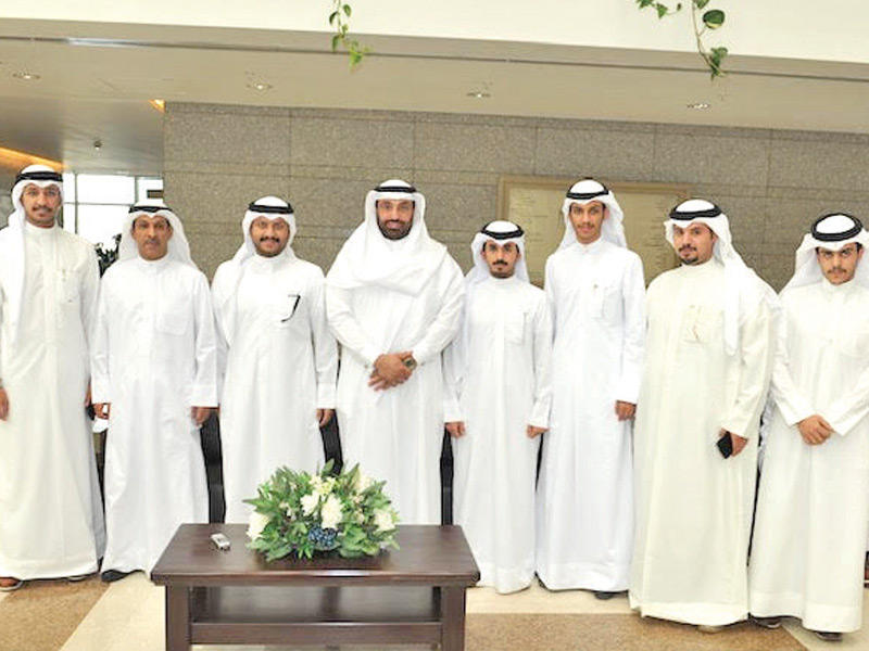  مدير جامعة الكويت د. يوسف الرومي متوسطاً الطلبة 