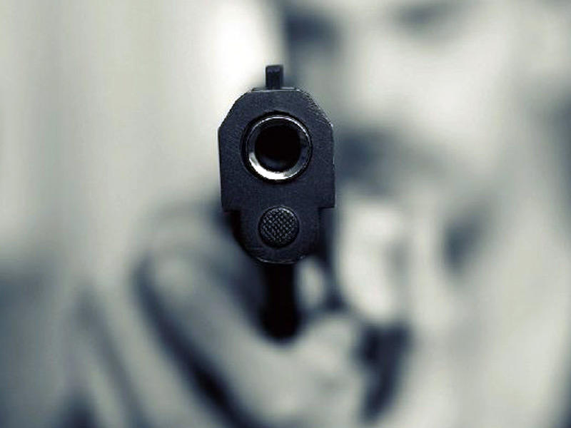 جريمة أسرية أقدم فيها موظف على قتل شقيقيه رميا بالرصاص بسبب خلاف على الميراث.