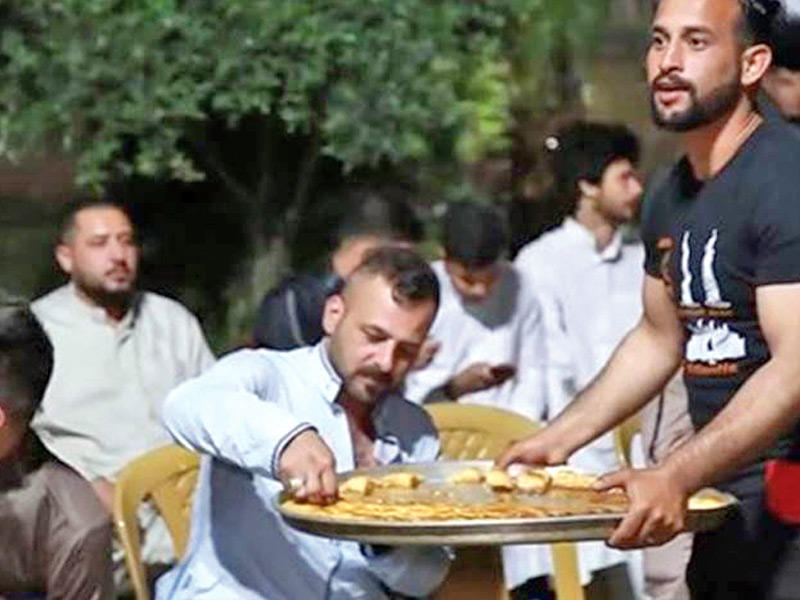 جانب من توزيع بقلاوة وزنود الست للفائزين في المسابقة