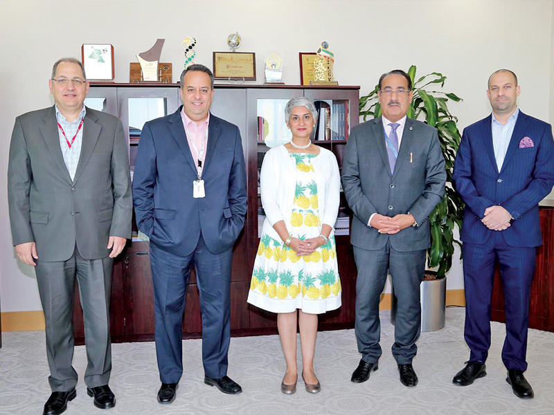 الدويري مستقبلاً مواني خلال زيارتها لمعهد دسمان