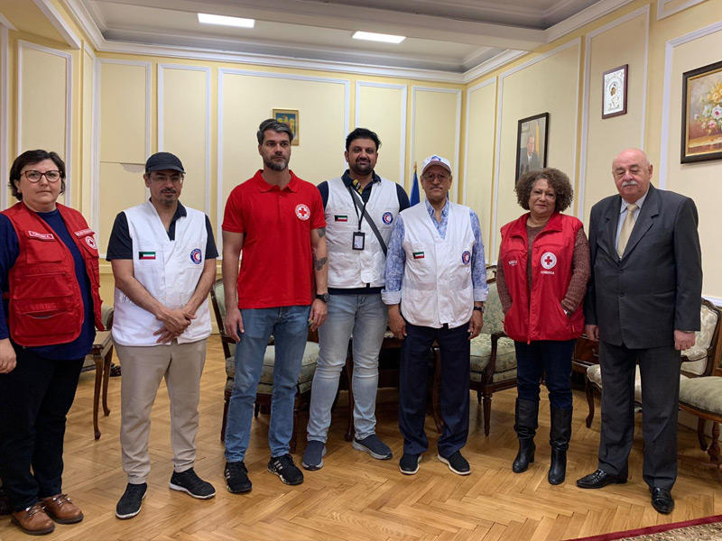  وفد جمعية الهلال الأحمر الكويتي برئاسة أنور الحساوي في صورة تذكارية مع مدير عام الصليب الاحمر الروماني إيوان سيلفيو ليفتر و عدد من أعضاء المنظمة 