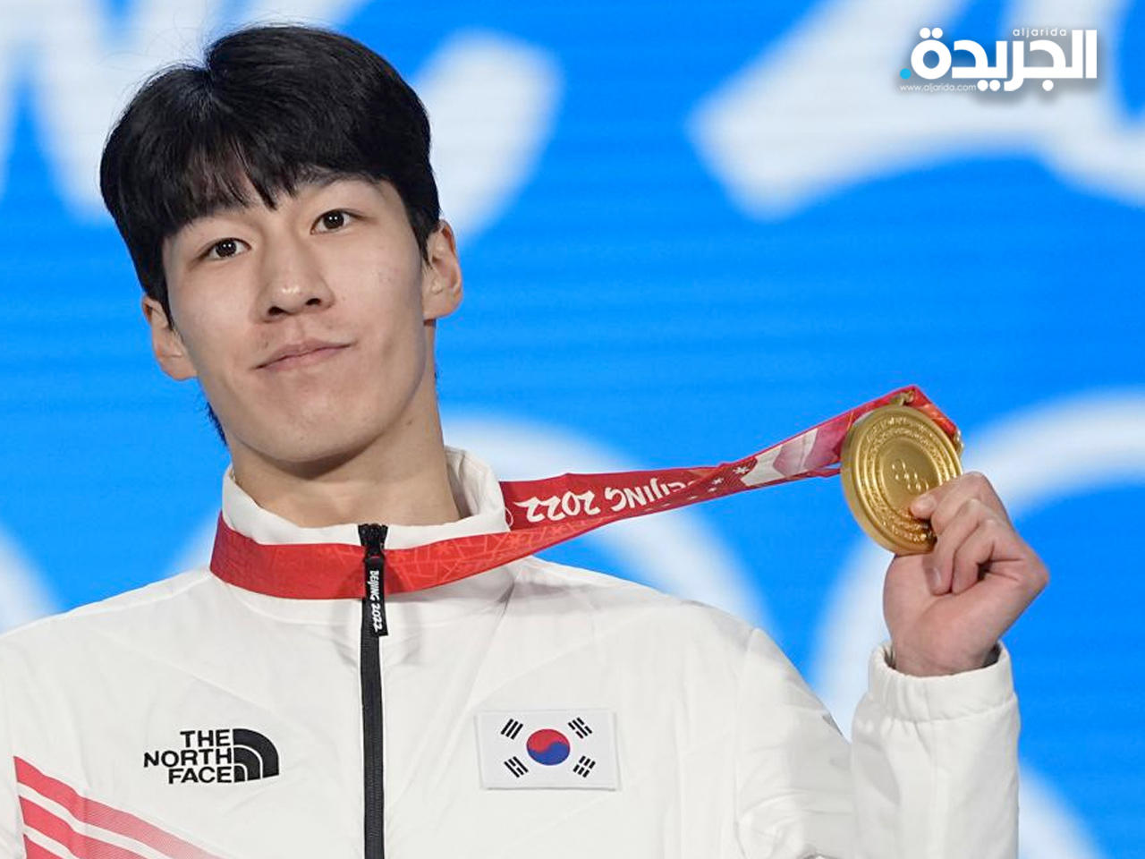 الكوري هوانج داي-هيون يحتفل بذهبية سباق التزلج السريع خلال أولمبياد بكين