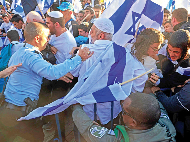 مواجهات بين الشرطة الإسرائيلية ومسيرة الأعلام في القدس أمس الأول (أ ف ب)  