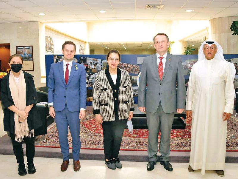 سفير بولندا لدى زيارته «الهلال الأحمر»