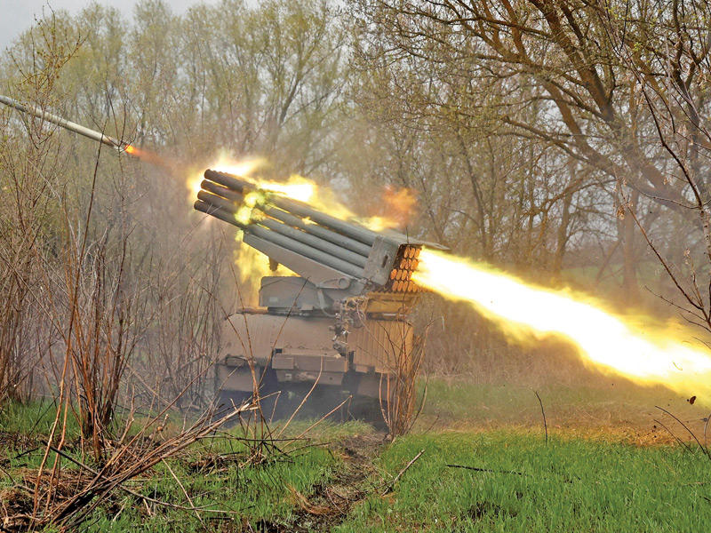 قصف للجيش الأوكراني قرب خاركيف (رويتر)