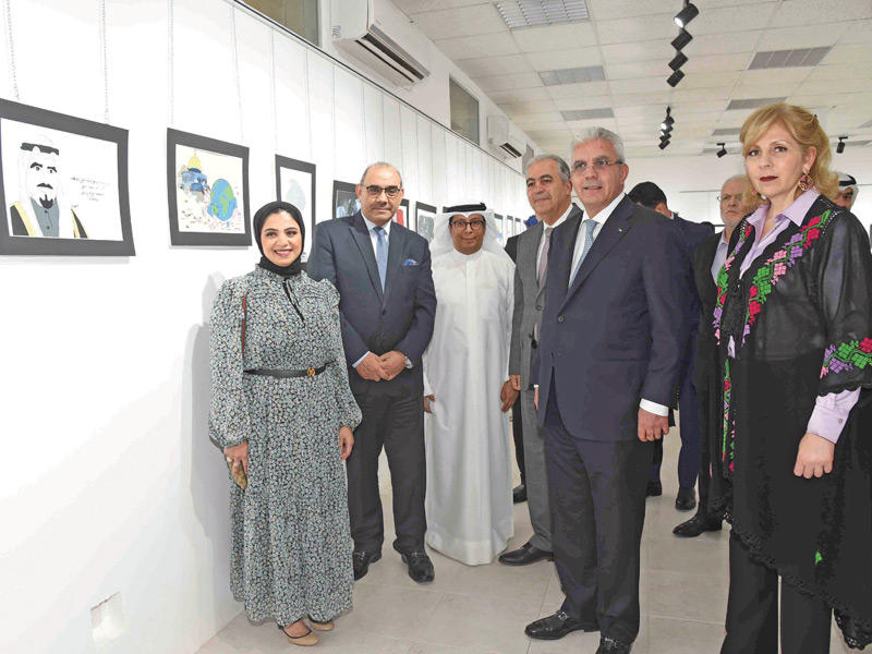السفير طهبوب وبعض الحضور خلال جولة في المعرض