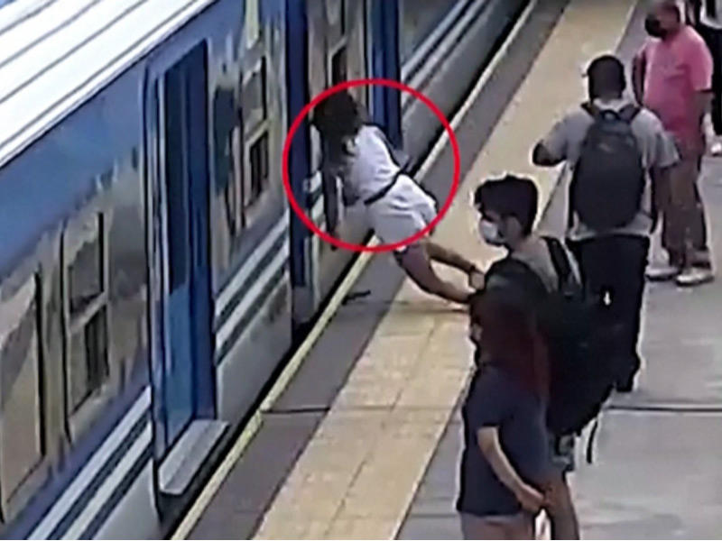 نجت من قضبان القطار بمعجزة