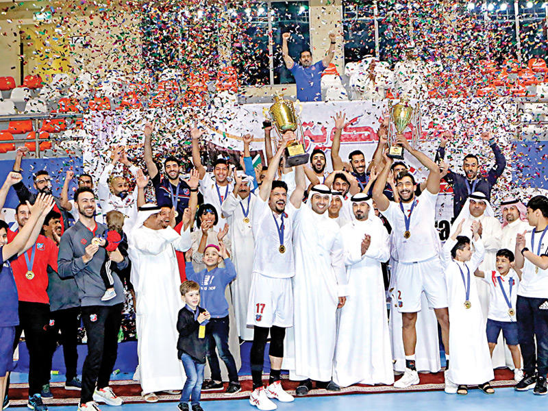 النصف يحتفل مع اللاعبين بالتتويج