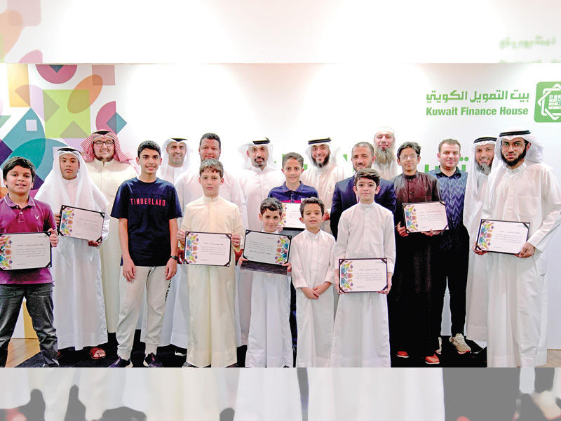 لقطة جماعية مع الفائزين