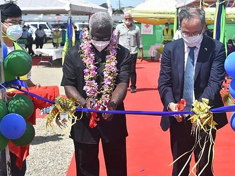 سوغافاري والسفير الصيني يفتتحان مجمع الاستاد الوطني الممول من بكين في هونيارا (أ ف ب) 