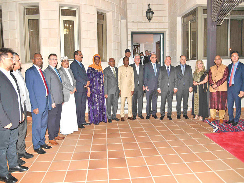 سفير طاجيكستان محاطاً بعدد من السفراء 