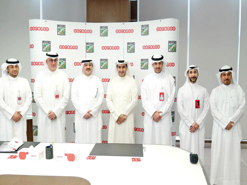 لقطة جماعية خلال توقيع عقد الشراكة