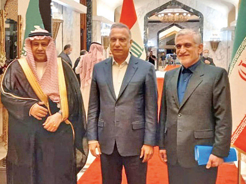 صورة وزعتها «نورنيوز» تظهر الكاظمي متوسطاً رئيس جهاز أمن الدولة السعودي خالد الحميدان والمسؤول الإيراني سعيد إيرواني