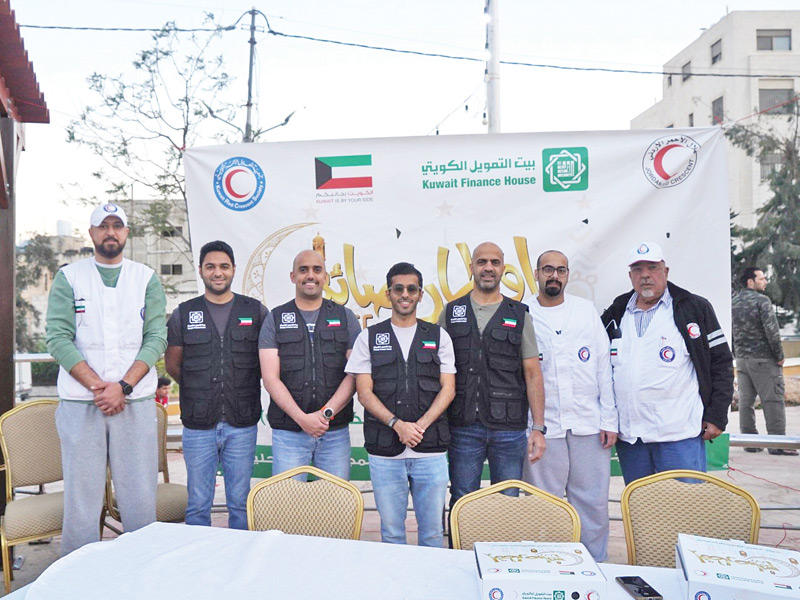 فريق بيتك التطوعي مع مسؤولين من الهلال الأحمر الكويتي والأردني