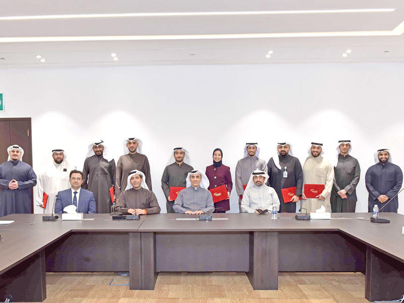  إدارة البنك العليا تتوسط الفائزين