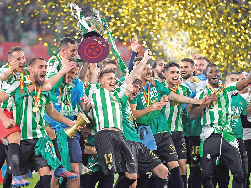 جانب من مراسم تتويج ريال بيتيس بلقب الكأس