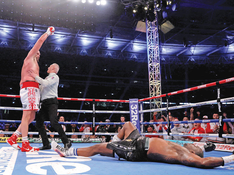 فيوري بعد أن أسقط وايت بالضربة القاضية