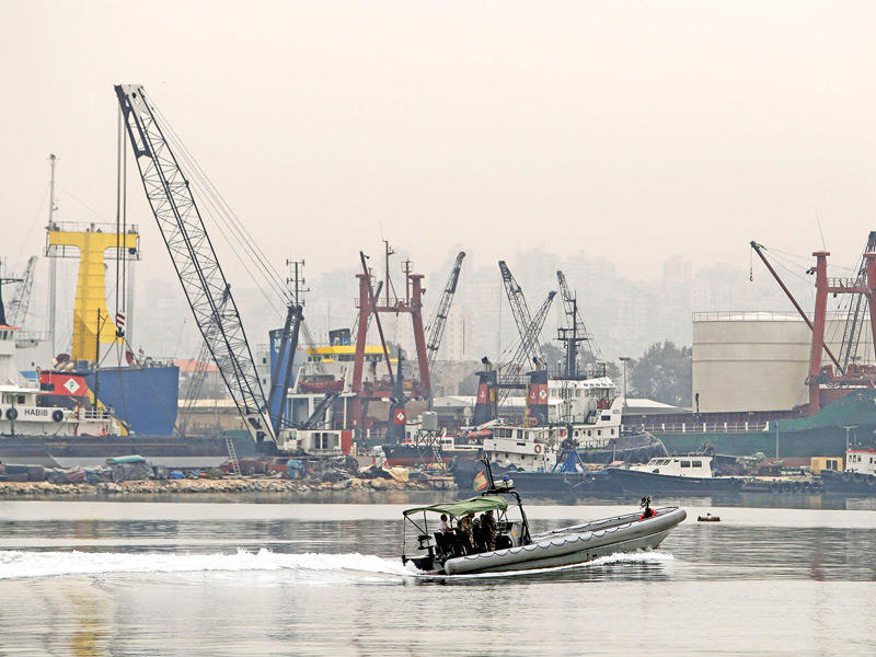 طراد عسكري لبناني في مرفأ طرابلس ينقل جثث ضحايا تم انتشالهم من البحر أمس (ا ف ب) 