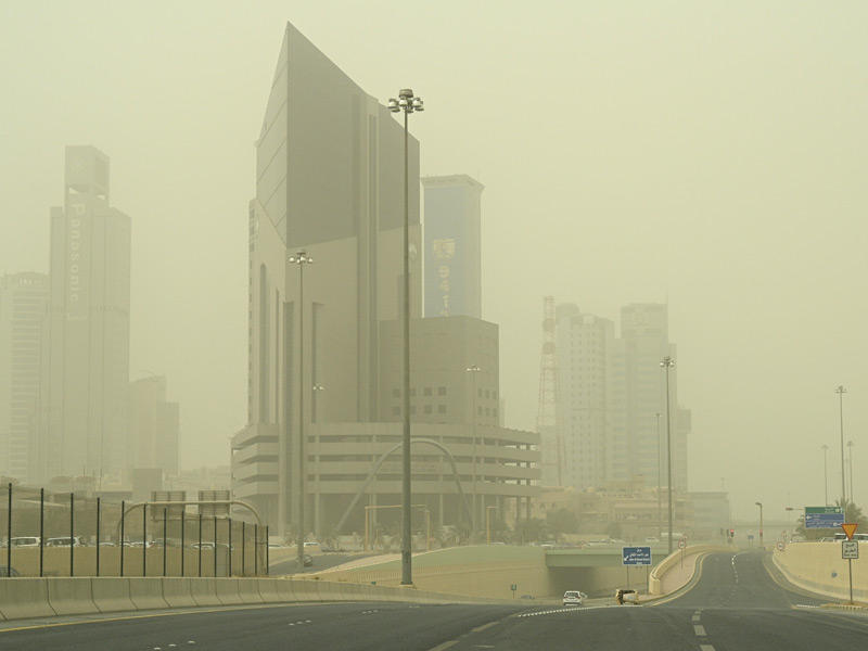 الغبار يغطي مناطق الكويت أمس (تصوير نوفل إبراهيم)