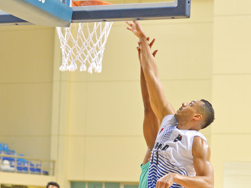 لاعب كرة السلة محمد اشكناني يحاول التسجيل