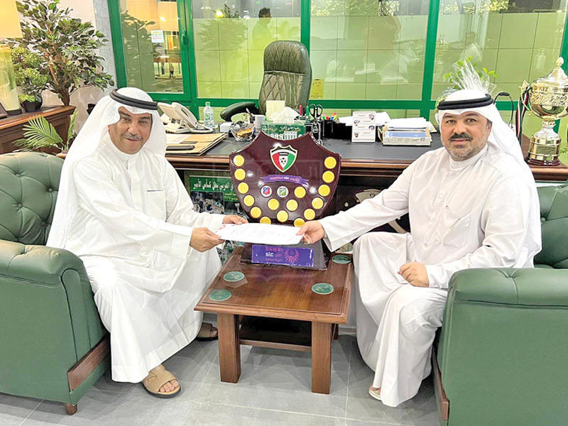 عاشور يسلم الكاظمي استمارة الترشح