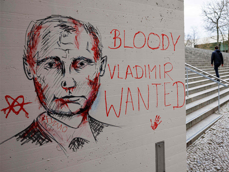كتابات على الجدران تحمل صورة الرئيس الروسي فلاديمير بوتين ونقش مطلوب فلاديمير الدامي على جدار أحد الجامعات شرق ألمانيا