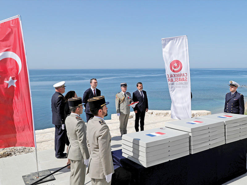 مراسم رسمية في تركيا لإعادة دفن جثامين 17 جندياً فرنسياً قضوا في معركة غاليبولي في الحرب العالمية الأولى وعثر على بقاياهم خلال أعمال ترميم في قلعة سد البحر (رويترز)