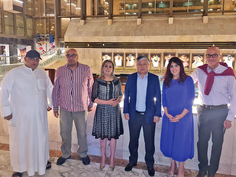 سفير أوزبكستان متوسطاً الإعلاميين