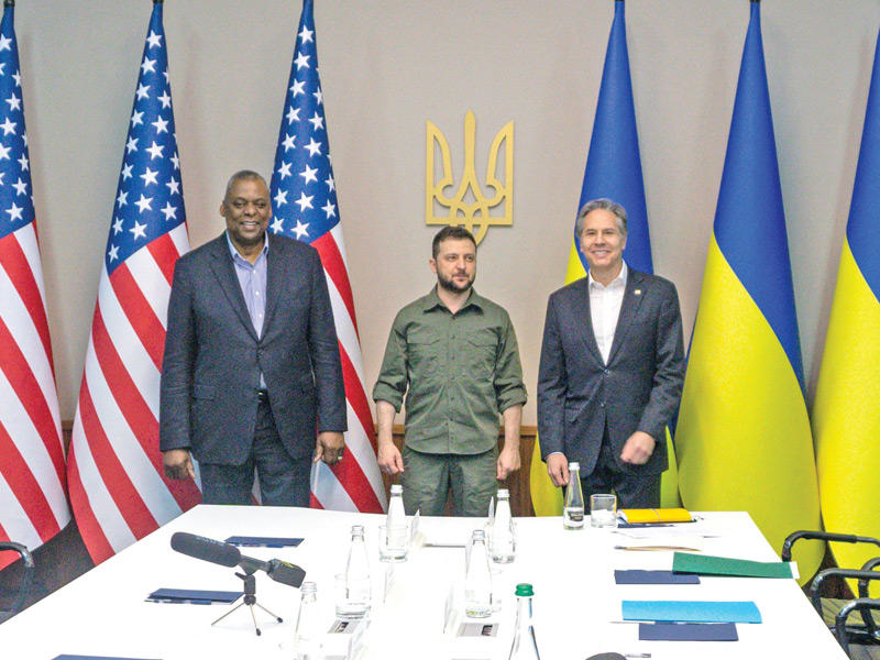 زيلينسكي متوسطاً بلينكن وأوستن في كييف أمس (أ ف ب)