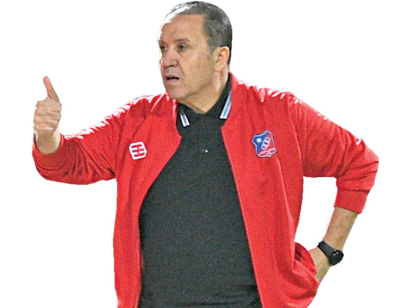 مدرب الفريق الأول لكرة القدم بنادي الكويت التونسي نبيل معلول