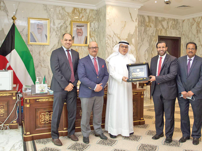 وزير الصحة د. خالد السعيد مكرماً د. تركي العتيبي