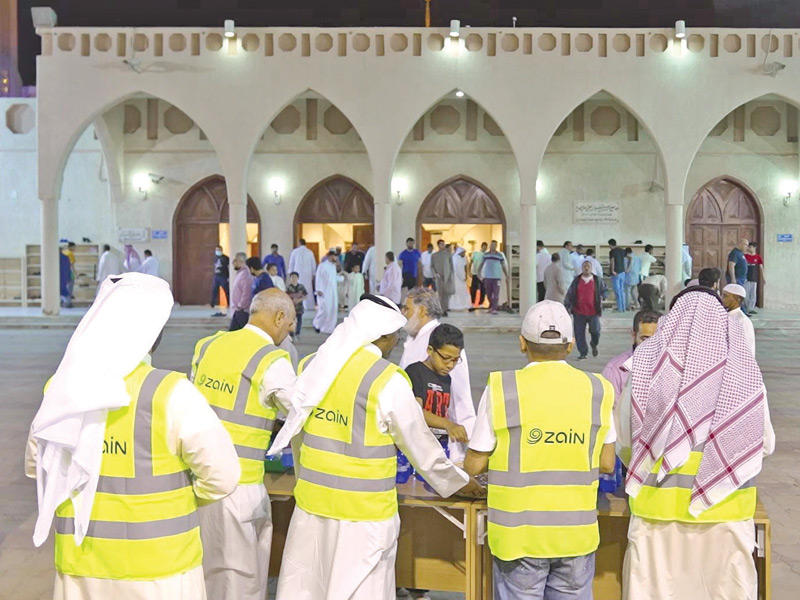 فريق «زين» يُقدّم خدمات الضيافة للمصلّين