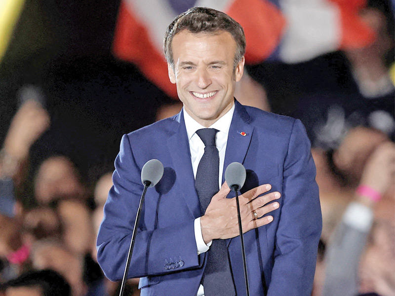 الرئيس الفرنسي الوسطي إيمانويل ماكرون خلال إلقاء خطاب النصر مساء أمس الأول أمام برج إيفل في باريس (رويترز)n