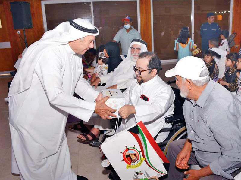 بوشهري يوزع الهدايا على المشاركين بالحفل