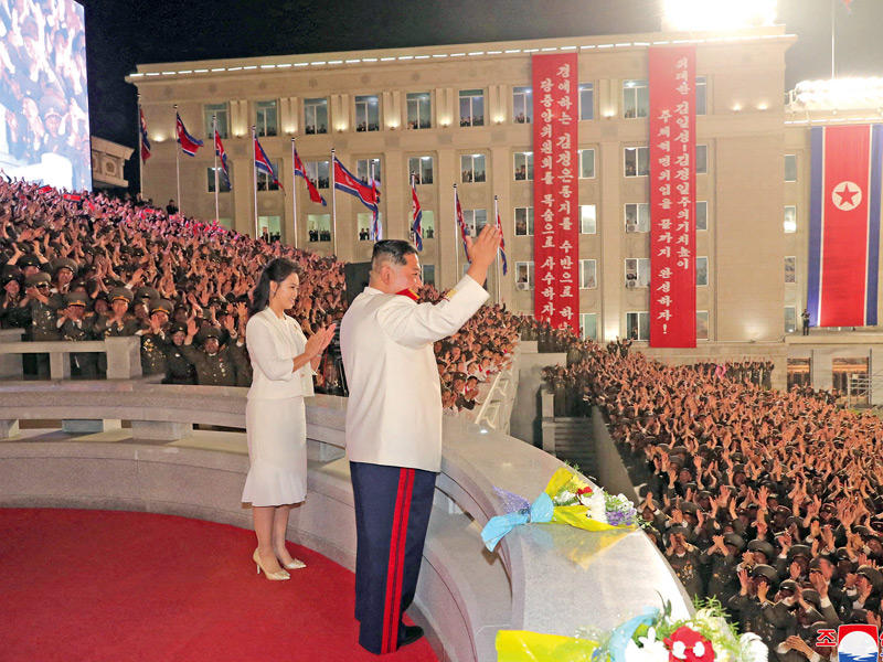 كيم جونغ أون خلال الاستعراض  (رويترز)