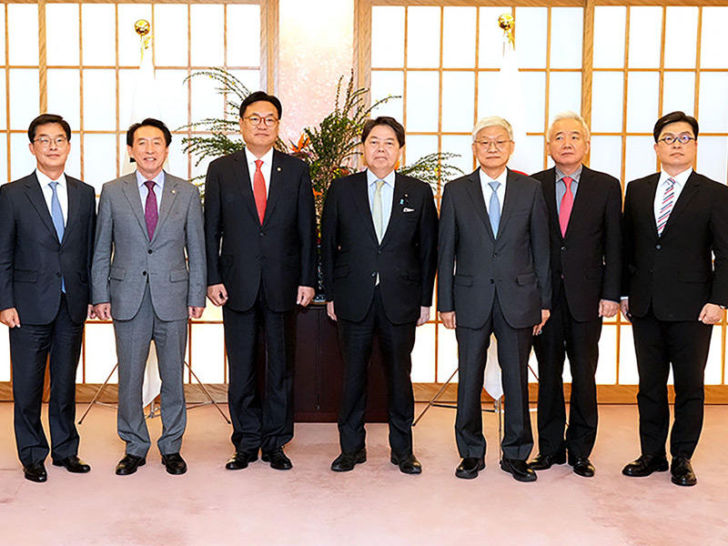 جانب من  اللقاء الياباني الكوري الجنوبي