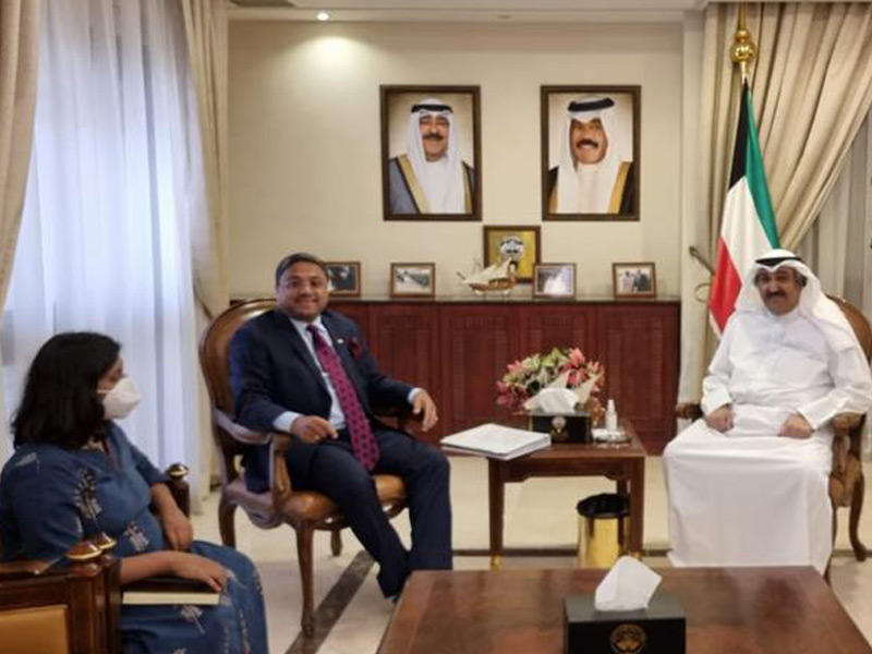 الخبيزي مستقبلاً السفير الهندي