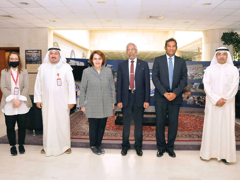 صور جماعيه للسفير السيرلانكي عقب لقائه الامين العام في جمعية الهلال الاحمر الكويتي مها البرجس 
