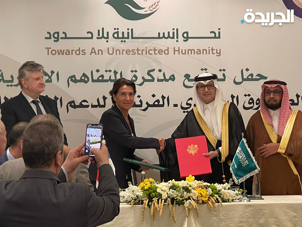 جانب من التوقيع