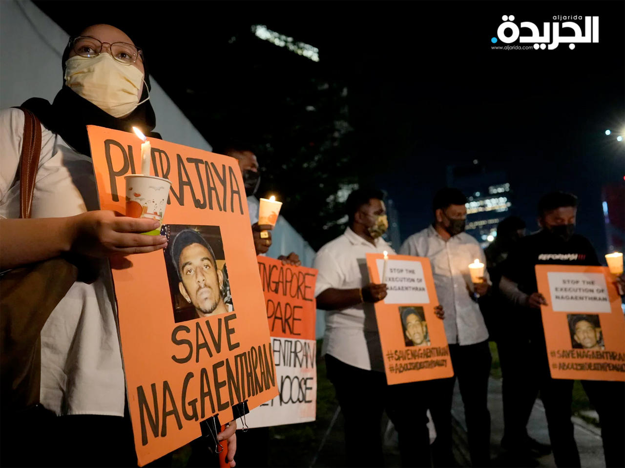 ناشطون يحملون ملصقات معارضة لإعدام دارمالينغام خلال وقفة احتجاجية خارج السفارة السنغافورية في كوالالمبور