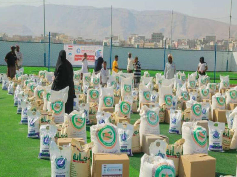 جمعية الهلال الأحمرتوزيع 2418 سلة غذائية متكاملة على الأسر النازحة والمتضررة في 4 محافظات يمنية
