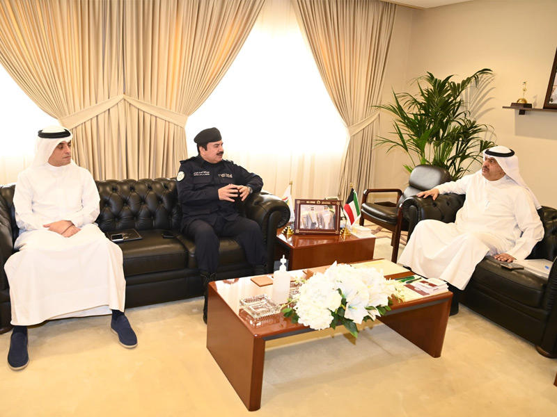 محافظ حولي خلال اللقاء