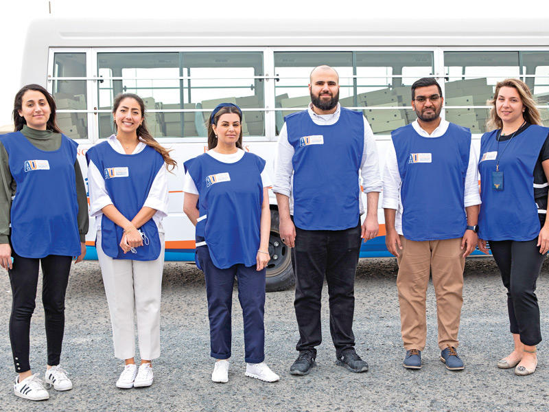 متطوعون لتوزيع الوجبات