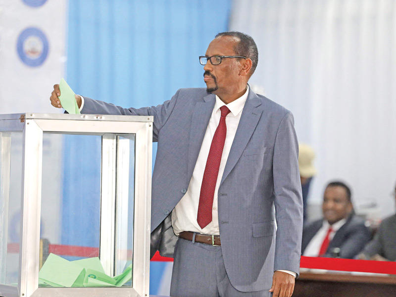 الصومال يوقف قائد الشرطة الصومالية الجنرال عبدي حسن محمد عن العمل بتهمة عرقلة الانتخابات