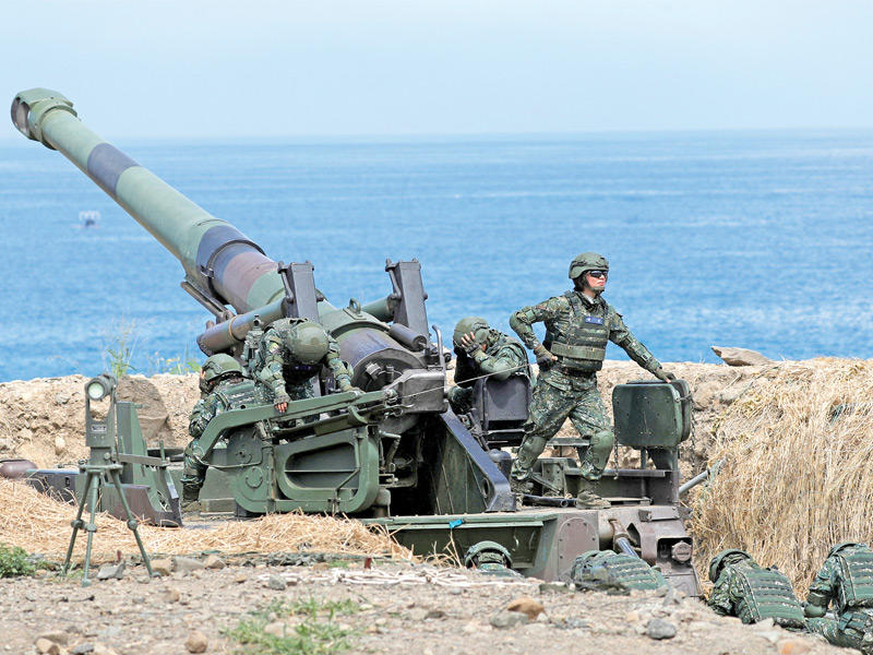 مجندة تايوانية تشارك في مناورة في بينغتونغ (رويترز)