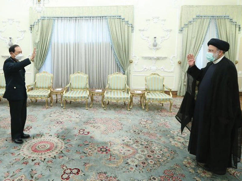 الرئيس الإيراني، إبراهيم رئيسي يستقبل وزير الدفاع الصيني في طهران
