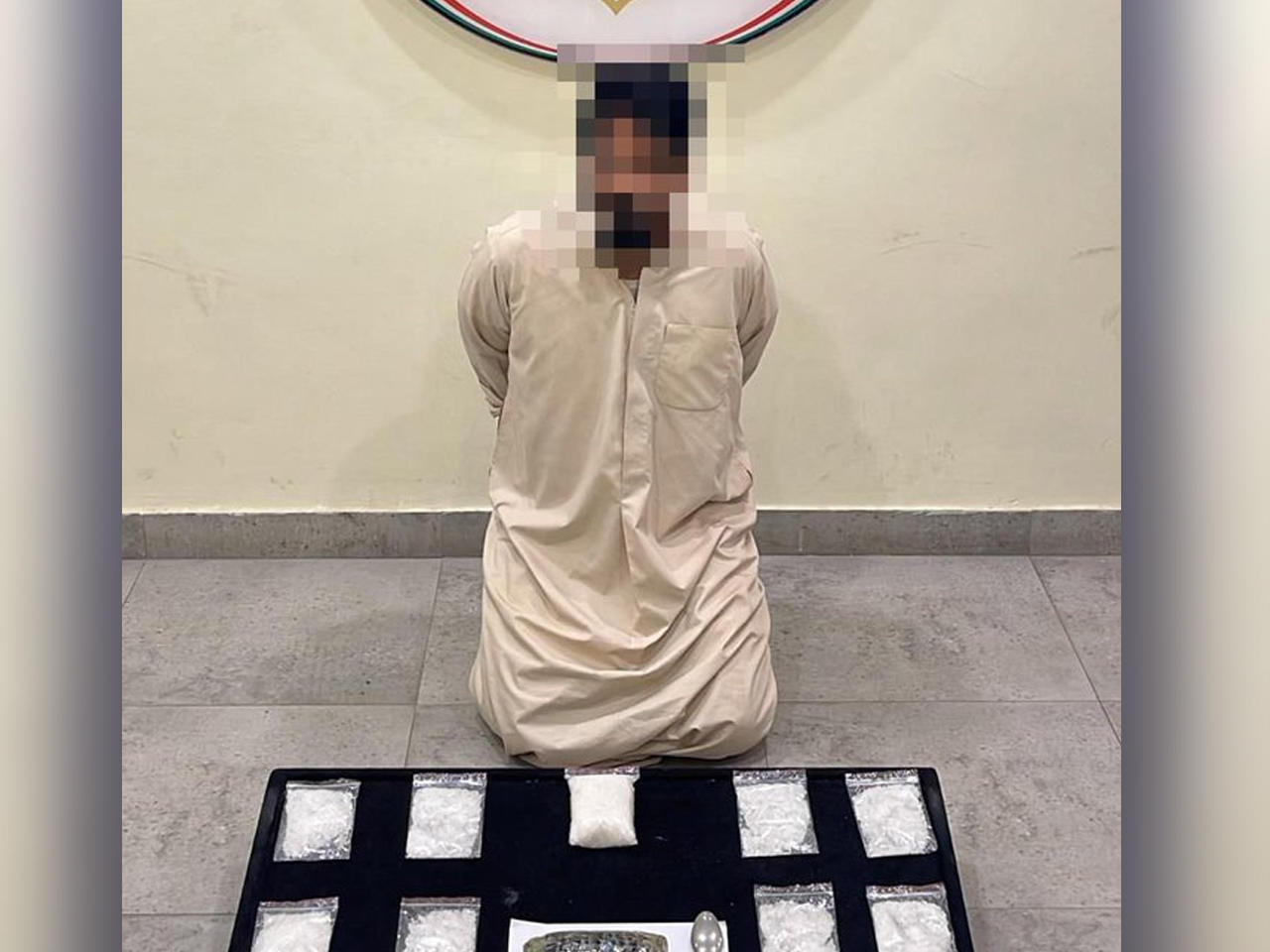 المتهم مع المواد المضبوطة