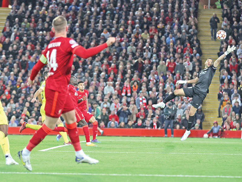 فياريال يستقبل الهدف الأول بفضل النيران الصديقة