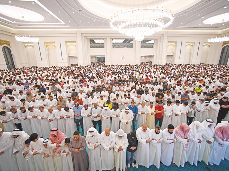 حشود المصلين خلال إحيائهم ليلة الـ 27 في مسجد بلال بن رباح (تصوير عبدالله الحلف)n