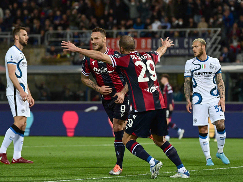 ارناتوفيتش نجم بولونيا يحتفل بالهدف الأول